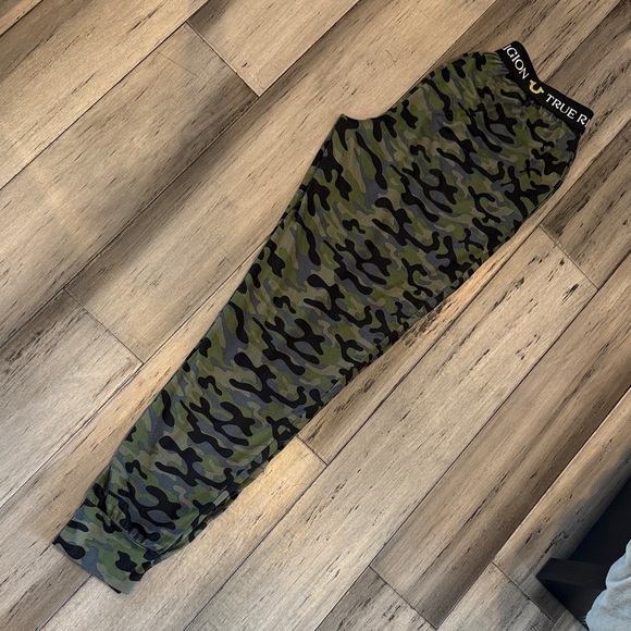 True Religion Men's Green Camouflage Joggers - Picture 3 of 6
